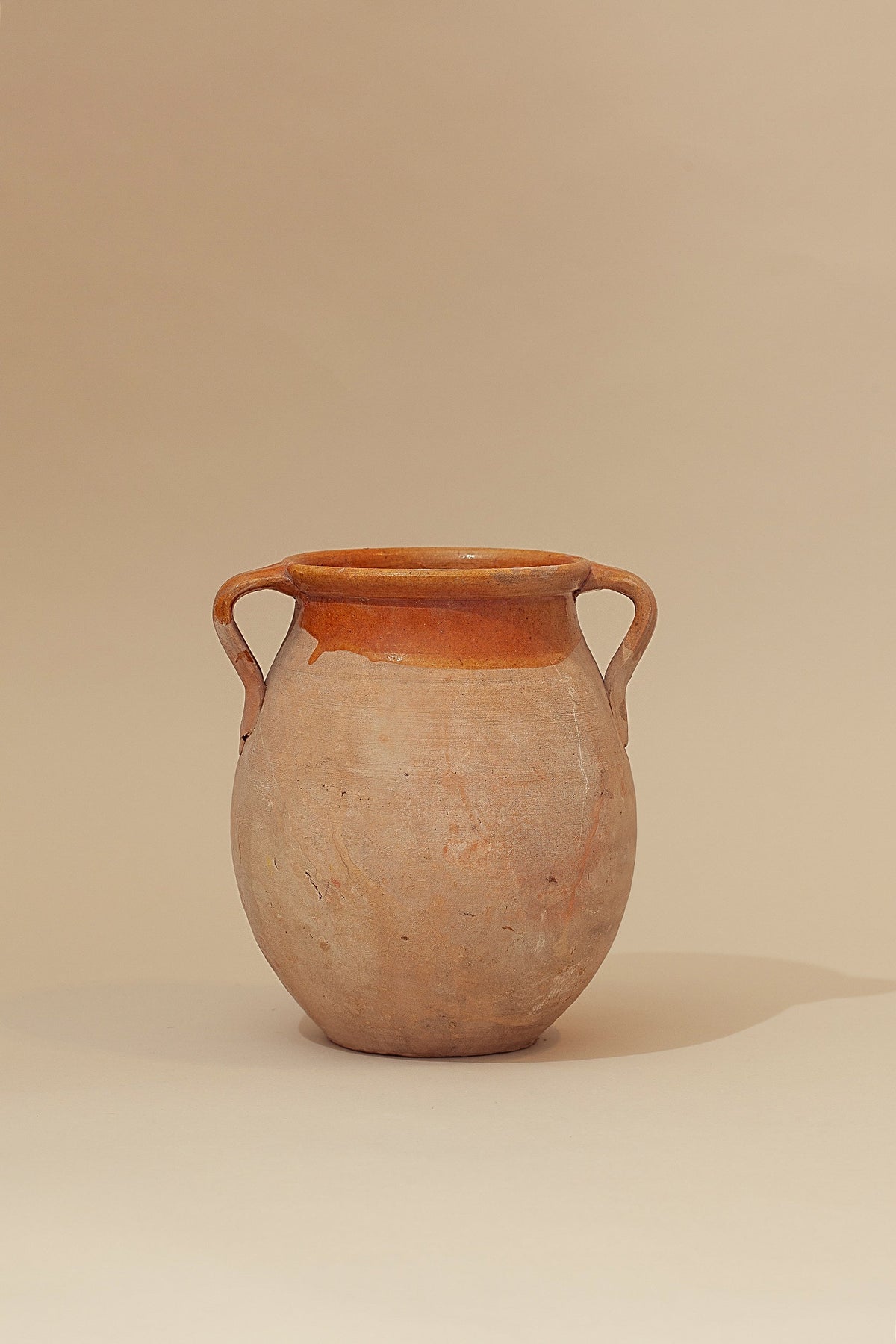 Orza de barro antigua con asas
